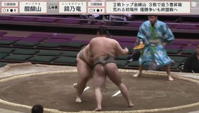 左フックをお見舞いする醍醐山