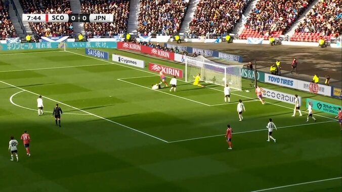 「どんな反射神経しとんねん」鈴木彩艶、値千金の“神セーブ”に衝撃！「凄すぎてドン引き」超至近距離弾を左手ストップ 3枚目