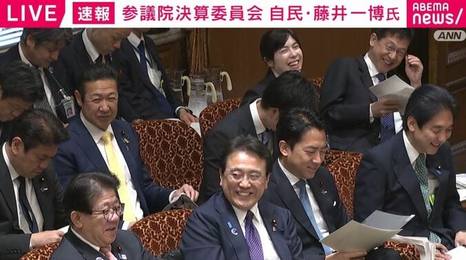 議場から起こった爆笑