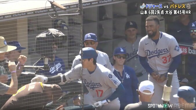 大谷翔平、45号弾直後“話題のハイタッチ”でヤジ→大感激！ パドレスファンと「絡んでた」「大谷選手も普通に…」中継も異例注目 3枚目