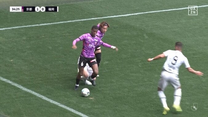 「怖すぎる」助っ人同士が一触即発のフェイスオフ「ど迫力の睨み合い」「キレすぎやろ」球際の攻防からエキサイト→スタジアム騒然！ 4枚目