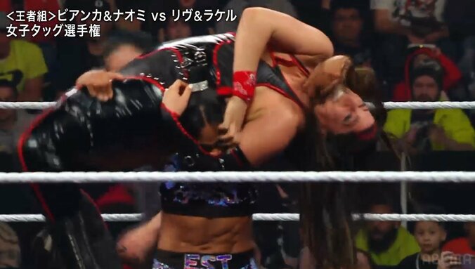 ラケルをリフト。バキバキの腹筋