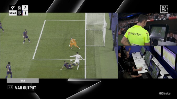 クラシコで物議のPKジャッジ！「手が動いてる」「どうみても不回避」VARハンド判定にバルサDFが唖然…SNSで論争勃発「ルールが難しい」 3枚目