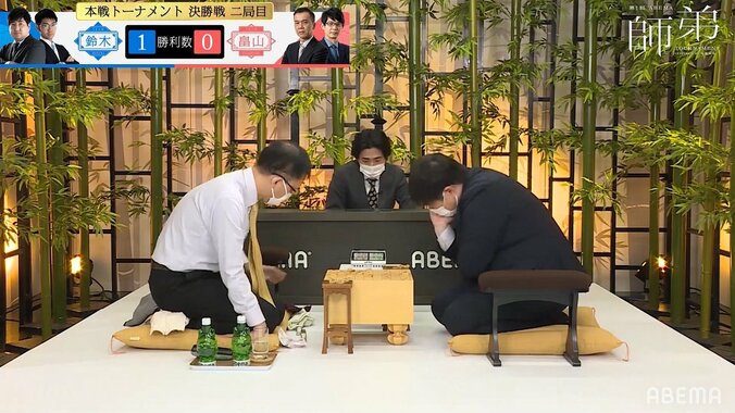 奇跡の切り札は「打ち歩詰め」数秒で生まれた大逆転に解説棋士「年甲斐もなく興奮した」「この熱いのが見たかった」／将棋・ABEMA師弟トーナメント 2枚目