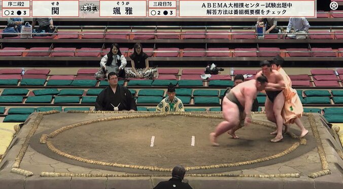 大相撲で“特殊技” 行司に接触した力士が土俵に残り、直後に“炸裂” 驚きの珍しい光景 3枚目