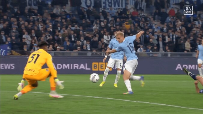 「ブラボー！」鈴木彩艶の“超反応ミラクルセーブ”に現地ファン驚嘆「若林源三だ」「すごいGK」セリエA公式厳選のスーパープレー２連発 2枚目