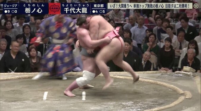 190キロだって浮かす超圧力！栃ノ心が10連勝　元朝赤龍「体が光っている」 1枚目