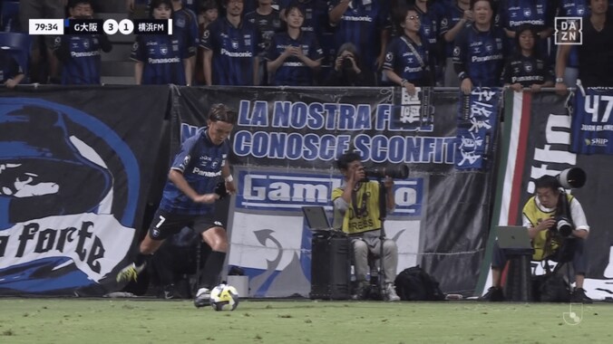 驚愕！ 天才・宇佐美貴史、“ありえない”直接FKスーパーゴール「なにこれ！？」「ボール一個分あるかないか…」予想外のコースを射抜いた瞬間 3枚目