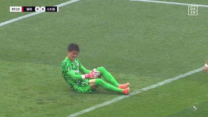 【映像】ロングフィード直後に座り込み→負傷退場