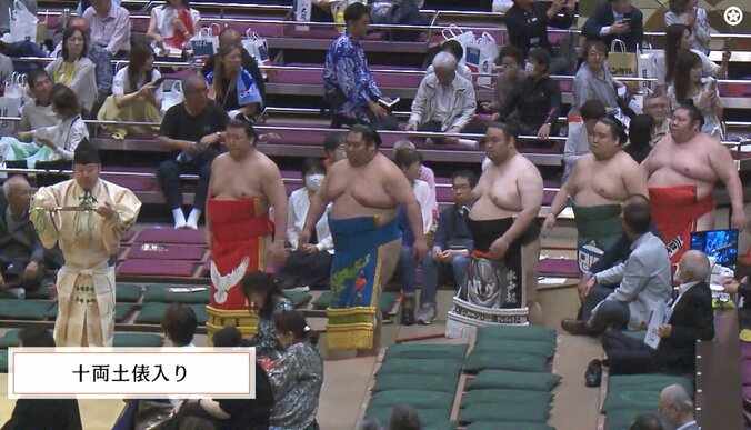 巻きのアナウンスの中登場した力士