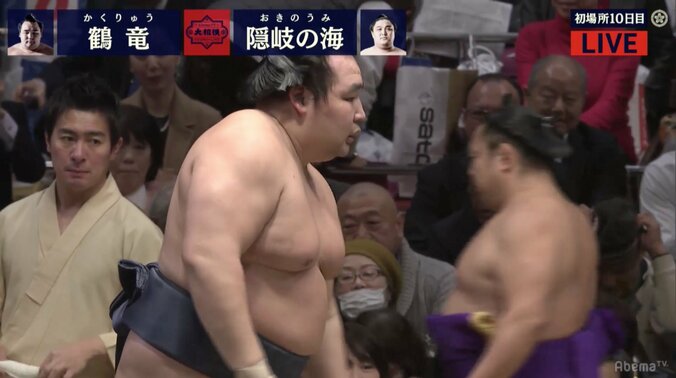 横綱・鶴竜、全勝守る　隠岐の海も寄せ付けず10戦全勝 1枚目