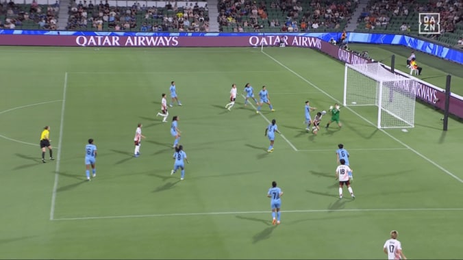 「侍ジャパンより点取ってる！」“頭利き”のなでしこFW、豪快ダイビングヘッド炸裂「マジでかっこいい」20分間でハットトリック【女子アジアカップ】 4枚目