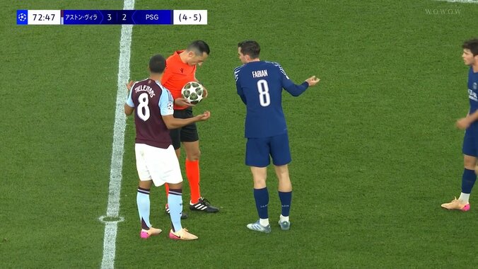 嘘だろ！主審が選手の顔面を肘打ちする珍事発生「イエローカード出るかも」強烈エルボー喰らいノックアウト→スタジアム大ブーイングの瞬間 3枚目