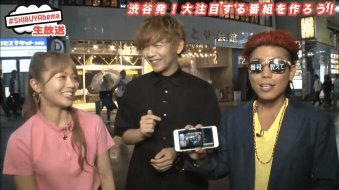 鈴木あや、たくぽんから「ア〜ン」　相合い傘でロケ 1枚目