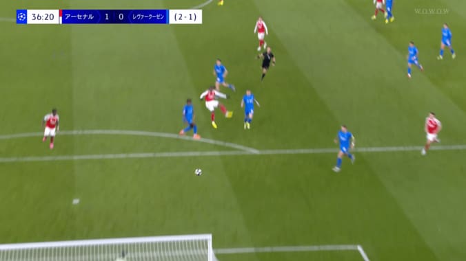 衝撃スーパーゴール！アーセナル10番の“理不尽すぎる反転ボレー”にSNS騒然「シュート速すぎだろ」「なんだこりゃ」同僚も思わず頭を抱える「何度見返してもエグい」 3枚目
