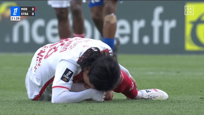 「けっこう削ってる…」南野拓実が“危険すぎる両足タックル”被害で大悶絶＆怒り！「かなり無謀」「怪我しかけた」解説者とファンが苦言を呈した瞬間 2枚目