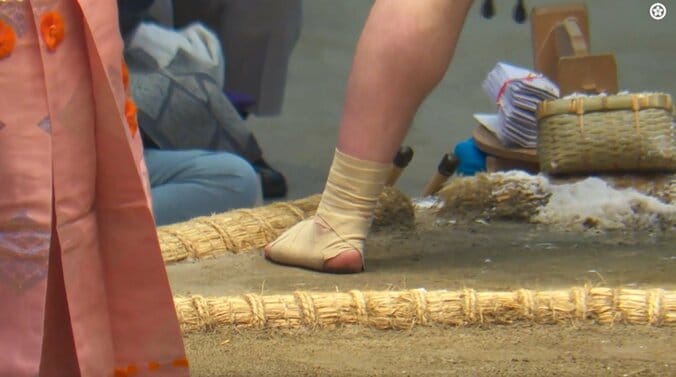 安青錦、尊富士を撃破も…“ポッコリ”な左足に「足ヤバそう」「精神力ヤバすぎ」取組後の姿に悲痛な声「この足で真っ向勝負とか」驚嘆の声も 2枚目
