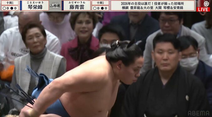 初場所を観戦するデヴィ夫人