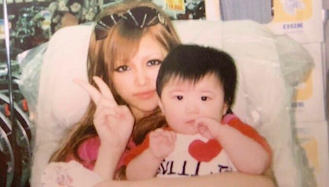 【写真・画像】長男は永瀬廉似！16歳で出産・6人兄弟の大家族ママの美貌に驚きの声「ママ可愛い〜」「ギャル」　1枚目