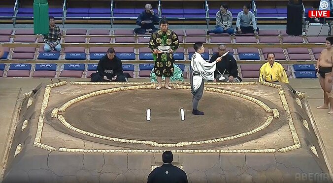 向正面に坊主頭の二子山親方