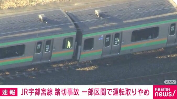 脱線した事故現場の様子