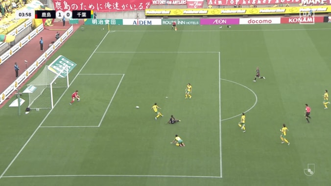 衝撃！鹿島FWの“80m爆走ゴラッソ”にSNS騒然「めっちゃ速い」1人で完結の超速カウンターに「エウベルにしかできない」「仲間さえ置いてった笑」 4枚目