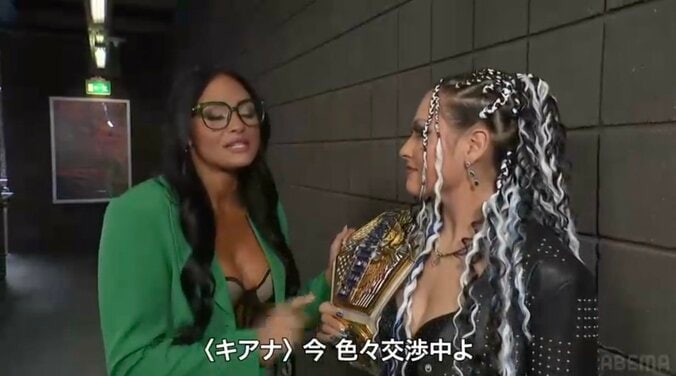 ジュリア（写真右）と新パートナーのキアナ・ジェームズ（同左）