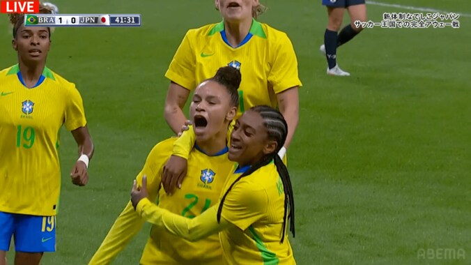 「レベチだ…」なでしこジャパン置き去りの“超加速ドリブル”にファン騒然！「推進力えぐい」「身体能力が違いすぎる」ブラジル女子FWケロリンがゴール演出の瞬間 5枚目