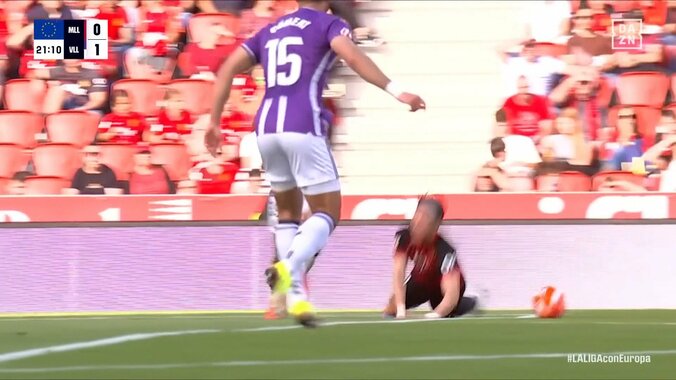 PKだろ！浅野拓磨、PA内で掴まれ倒されてもノーファウル判定で現地ファンも大ブーイング「ユニ引っ張られてる」 5枚目