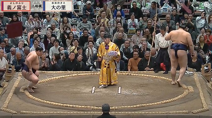 東方から山口いづみさんの方へ勢いよく座布団が