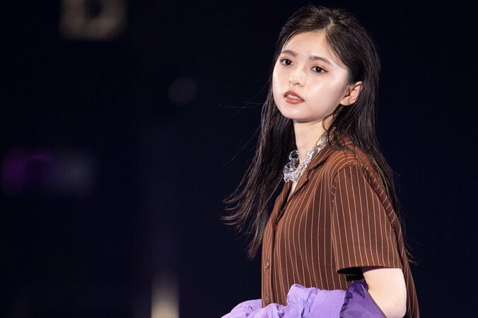 齋藤飛鳥が魅せたステージ先端の甘噛みに大歓声、乃木坂46が『TGC』に登場 2枚目