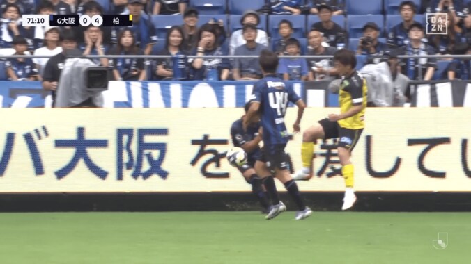 PKジャッジが物議！「基準がわからん…」ボールがお腹→肘でハンド判定「可哀想」「手を下げたのがあかんか」Ｇ大阪５失点目にファン疑念 4枚目