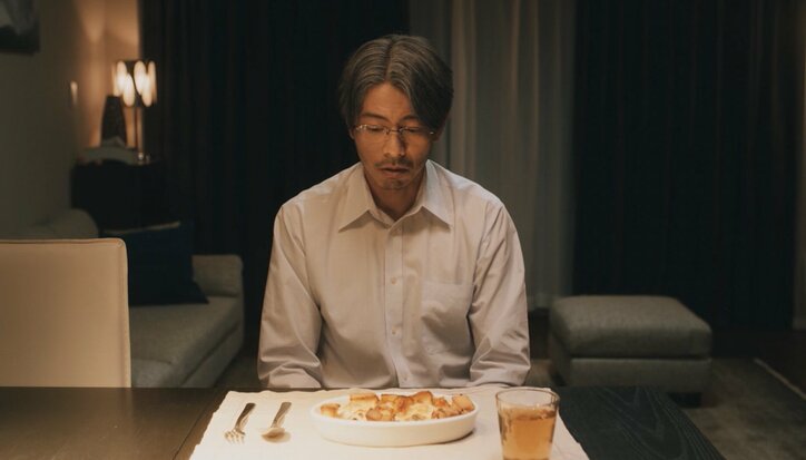 夫の不倫相手とは知らずに自宅に招待 お揃いのエプロンで料理…心を病んだサレ妻が可哀想すぎる『泥濘の食卓』