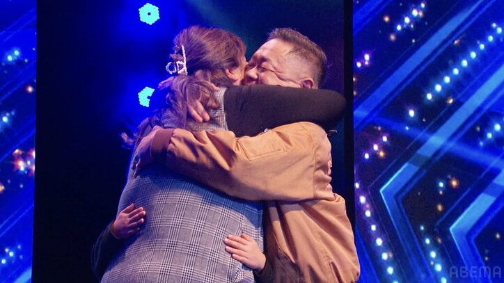 「いつ首から下が動かなくなるかわからない」難病のショーパブ歌手の歌声に浜田雅功も感動