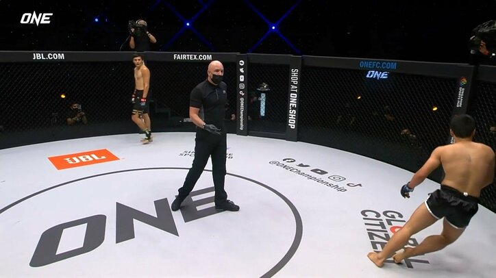 「脳が揺れてる！」実況が連呼 一度立って“再び”崩れ落ちる衝撃KOに視聴者騒然