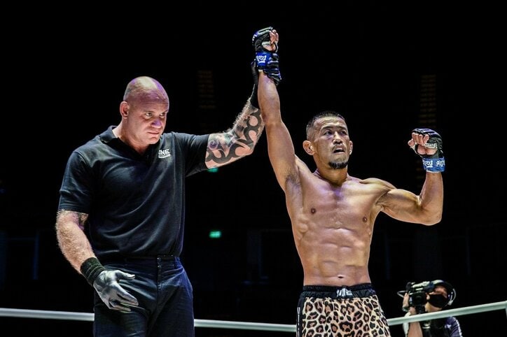 左フックで“大の字”KO、崖っぷち男が“ド派手”に復活！ 劣勢予想のファン「これはゴメンなさいだ」