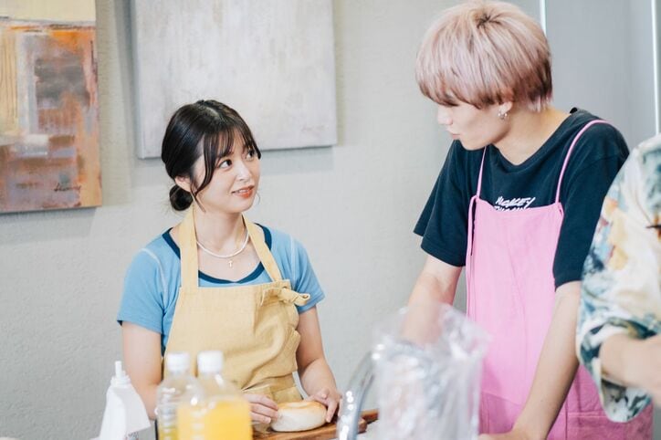 【写真・画像】男子からかわいすぎると話題のJKグラドル、太ももあらわな超ミニスカートにエプロン、料理男子に気を持たせるテクがスゴすぎる『オオカミくん』2話 2枚目