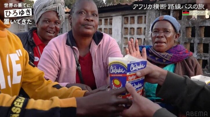 東出昌大、アフリカの地酒を2本ガブ飲み！地元のおばちゃんたちも大歓声「フー！」