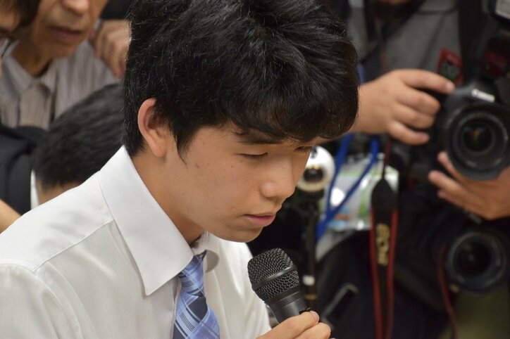 将棋人気をけん引した藤井聡太四段に街の声「何を考えているんだろう」「主人公みたいな人実在するんだ」