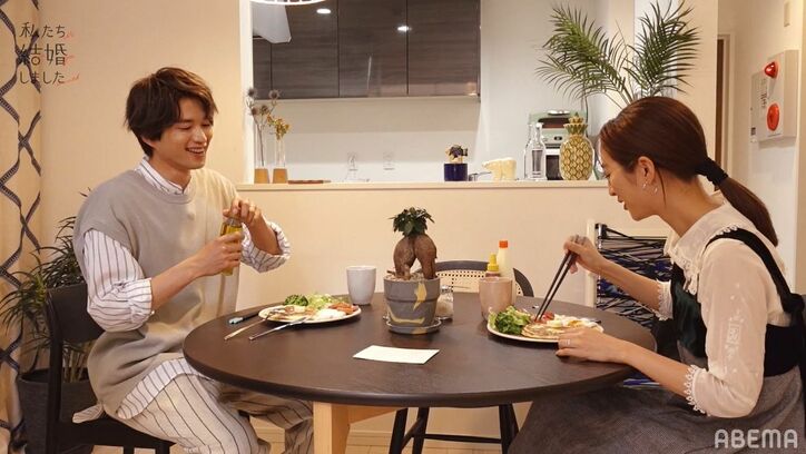 白洲迅、妻・堀田茜からパンケーキを“あーん”！照れる様子に「赤くならないで…」『私たち結婚しました』第3話