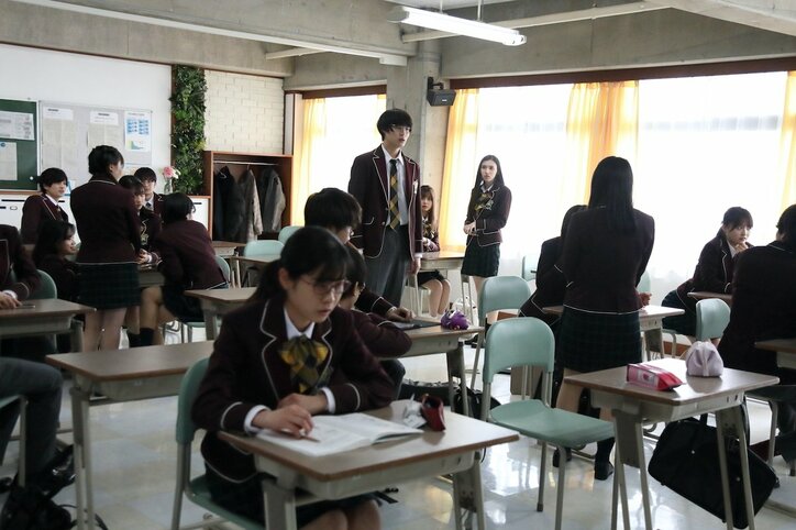 『ブラックシンデレラ』鈴木美羽、 “机蹴り”で見えた兵頭功海の気遣いを明かす「周りの人に当たらないように蹴り方考えてた」