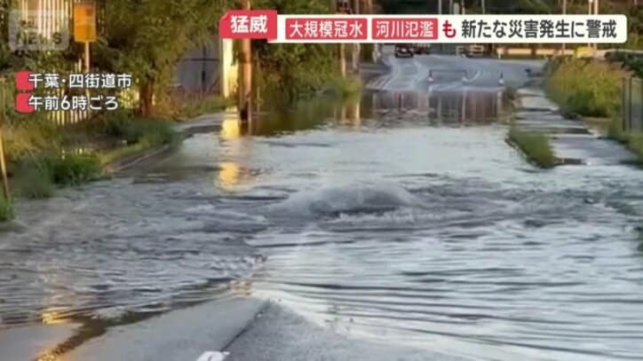 マンホールから勢いよく水があふれ出す