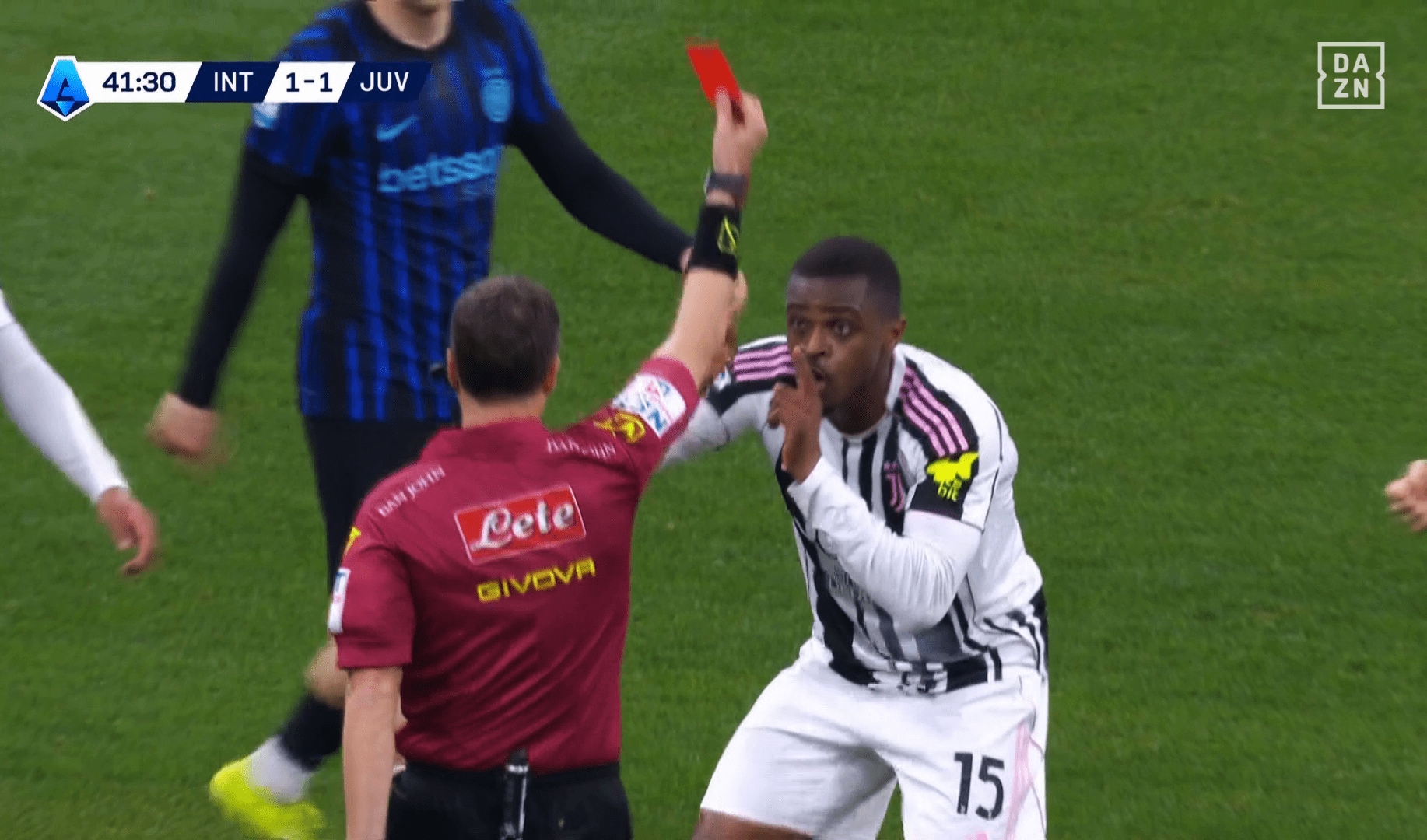 まさかの退場処分に抗議するカルル