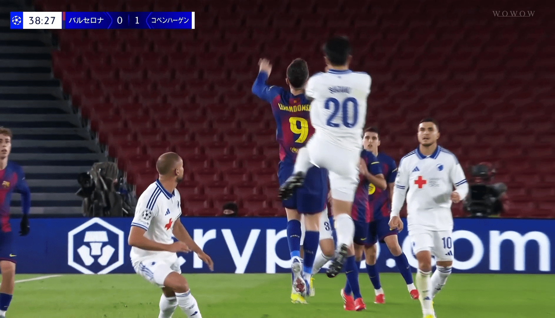 レヴァンドフスキと競り合う鈴木淳之介