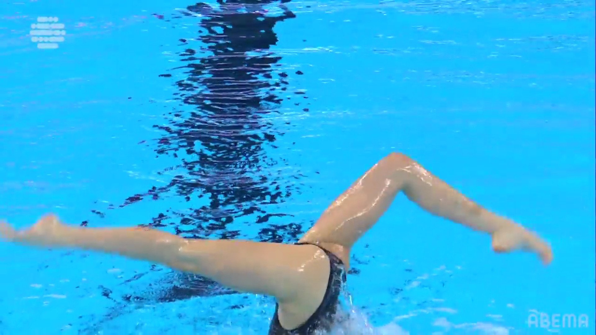 【映像】細い脚が映える“美”角度と完璧回転