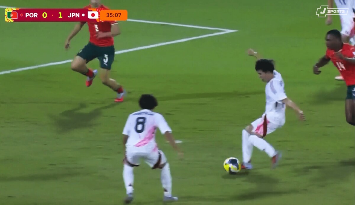 欧州最強GKも唖然…U-17日本代表MF、“神業キックフェイント”から