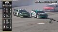 「やっちまった」レース中の事故で奇跡の光景！？ “2台同時ドリフト”の瞬間に放送席も絶叫…激しい接触直後のリプレイが話題