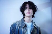 塩野瑛久のセクシーな眼差しに「控えめに言って最高」「かっこよすぎて辛い」の声