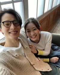 「すべてがお似合い」「幸せそう」塩野瑛久＆足立梨花、ソファの上での密着2ショットに反響