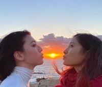 土屋太鳳＆三吉彩花の横顔“チューショット”に「美しすぎて語彙力失う」と称賛の声